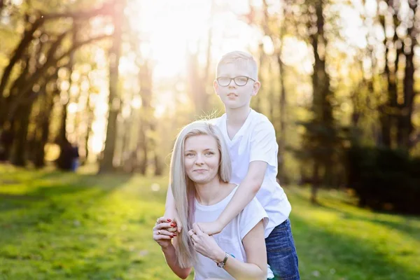 Moeder knuffelen haar zoon. — Stockfoto