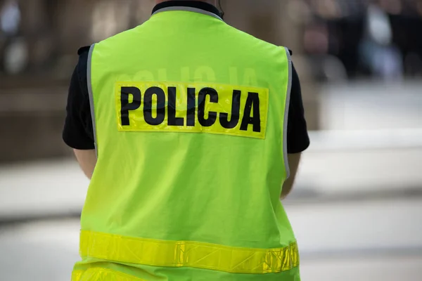 Poolse politieman in reflecterend vest — Stockfoto