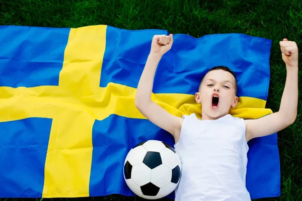 Sveriges Herrlandskamper Fotboll Barn Pojke Med Fotboll Boll Och Svenska — Stockfoto