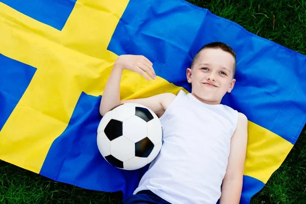 Reprezentacja Szwecji Piłce Nożnej Chłopiec Dziecko Piłki Nożnej Flagą Szwedzką — Zdjęcie stockowe