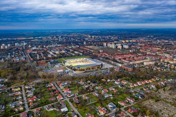 Вид с воздуха на город Забже и стадион — стоковое фото