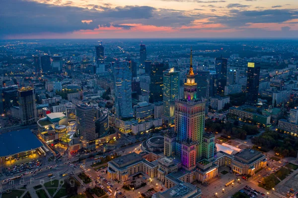 ワルシャワ中心部とワルシャワ高層ビルの空中ドローンビュー — ストック写真