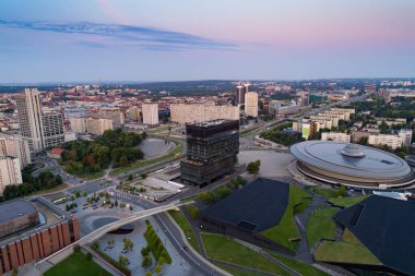 Sabahın erken saatlerinde Katowice'de havadan insansız hava aracı görüntüsü. Başkenti Katowice ve Silezya voivodeship en büyük şehri.