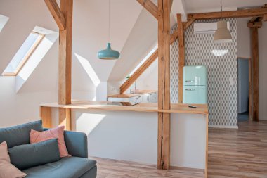 Dairede parlak tavan arası mutfak. Oturma odası ile bağlantılı mutfak.