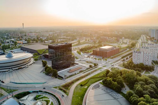 Dron lotniczy z widokiem na Katowice o wschodzie słońca. Katowice jest największym miastem i stolicą województwa śląskiego. — Zdjęcie stockowe