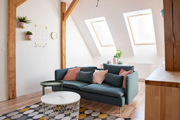 Moderno salón luminoso con sofá textil —  Fotos de Stock
