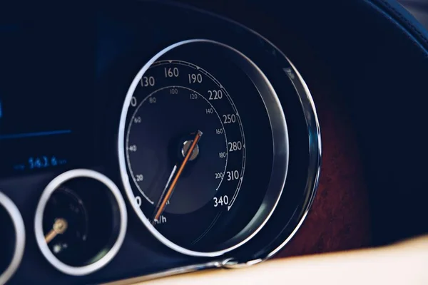 Speedometer mobil mewah dan dasbor — Stok Foto