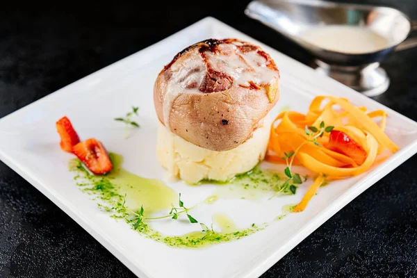 Calcetín de cerdo con patatas en plato blanco —  Fotos de Stock