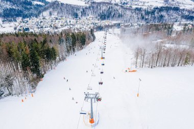 Polonya Beskid dağlarındaki kayak pistinde İHA görüntüsü.