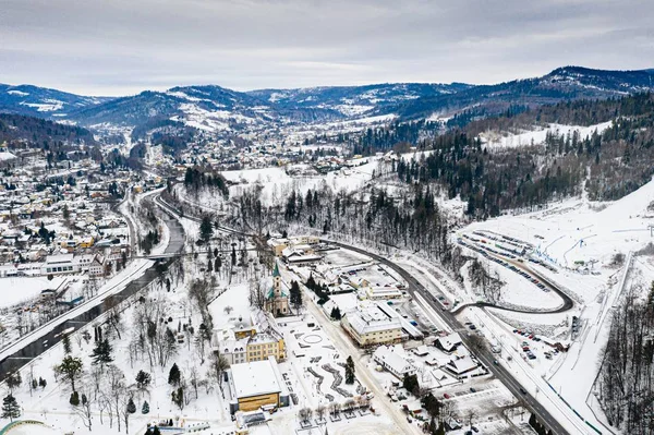 Vista aérea de drones na cidade de Wisla no inverno. Wisla, Beskid Silesiano — Fotografia de Stock