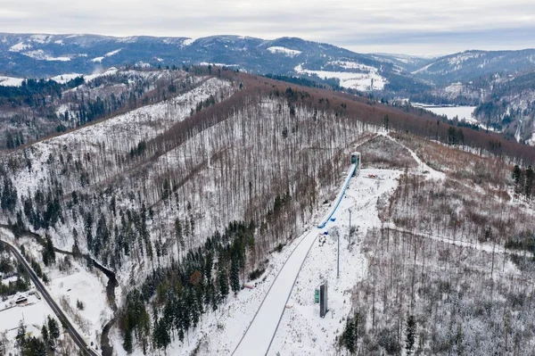 Drone aéreo na torre de salto de esqui em Wisla Malinka — Fotografia de Stock