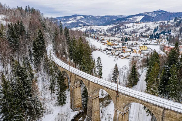 Vista aérea do drone no viaduto ferroviário no inverno — Fotografia de Stock