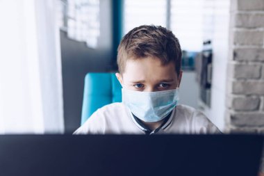Koruyucu tıbbi maskeli çocuk. Koronavirüs sırasında karantina