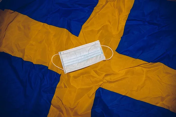 Medicinsk Skyddsmask Sveriges Flagga Coronavirus Sverige — Stockfoto