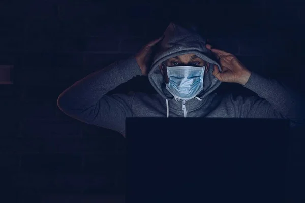 Hombre Asustado Máscara Médica Leyendo Información Sobre Coronavirus Covid Hombre —  Fotos de Stock