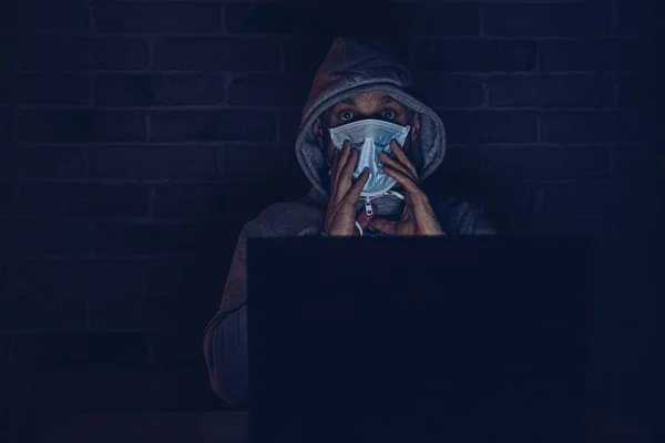 Hombre Asustado Máscara Médica Leyendo Información Sobre Coronavirus Covid Hombre —  Fotos de Stock