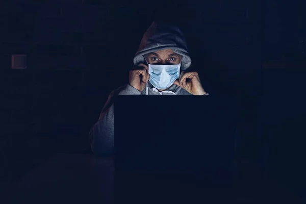 격리중에 집에서 일하는 의료용 마스크를 남자가 코로나 바이러스에 정보를 있습니다 — 스톡 사진