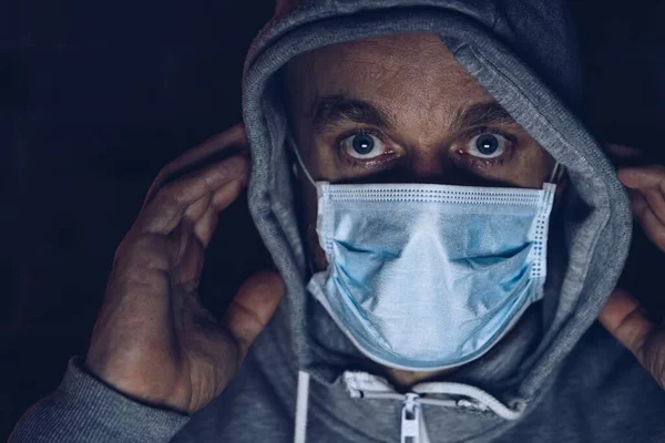 Coronavirus Covid Salgını Sırasında Maskeli Bir Adam Karantina Sırasında Evde — Stok fotoğraf