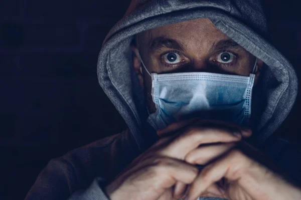 コロナウイルスCovid 19流行中の医療用マスクの男 隔離中の家にいる男 — ストック写真