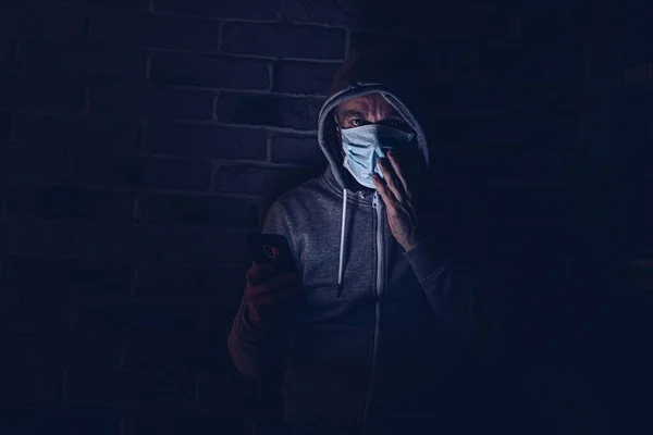 Homem Assustado Lendo Informações Sobre Covid Coronavírus Smartphone Homem Mascarado — Fotografia de Stock