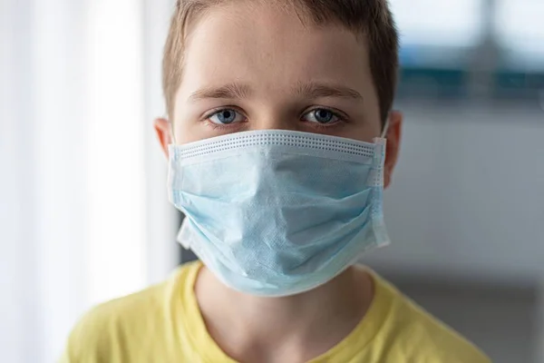 Menino usando máscara médica protetora durante a quarentena . — Fotografia de Stock