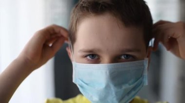 Koruyucu tıbbi maske takan çocuk. Koronavirüs salgını sırasında Qurantine.