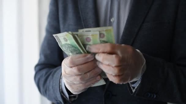 Homem Terno Contando Dinheiro Polonês Zloty Luvas Proteção Durante Coronavírus — Vídeo de Stock