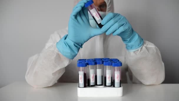 Chimico Uomo Che Analizza Campioni Sangue Epidemia Coronavirus — Video Stock