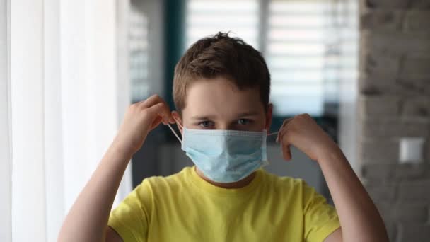 Barnpojken Bär Skyddande Medicinsk Mask Qurantin Koronavirusepidemin — Stockvideo