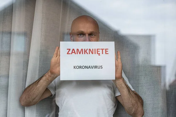 Loja de cartões de homem fechada devido a epidemia de coronavírus em língua polaca . — Fotografia de Stock
