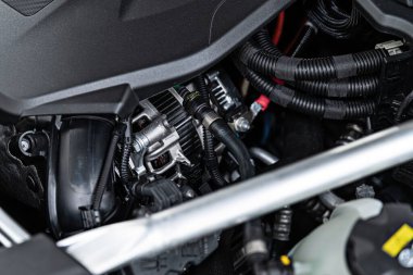Araba motoru ve alternatör. Modern araba