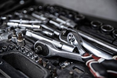 Kirli anahtar ve mekanik alet kutusundaki araçlar