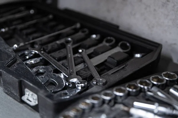 Llave y herramientas usadas sucias en caja de herramientas mecánicas —  Fotos de Stock