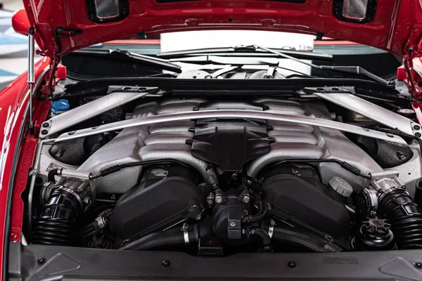 Krachtige twaalf cilinder motor gemonteerd in coupé auto. — Stockfoto