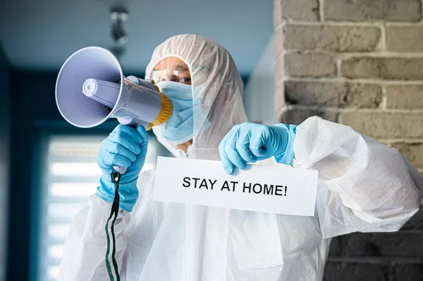 Medic holding card met bericht Blijf thuis — Stockfoto