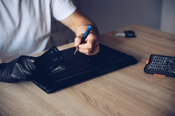 Techniker installiert neues RAM-Modul in den Speicherplatz — Stockfoto