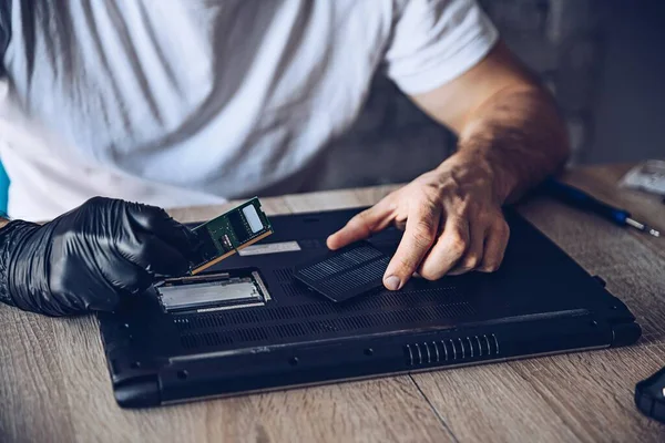 Techniker installiert neues RAM-Modul in den Speicherplatz — Stockfoto