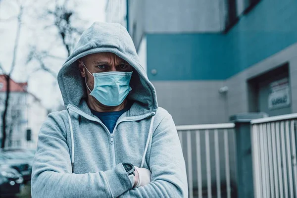Muž v ochranné masce během pandemie koronaviru covid-19 — Stock fotografie