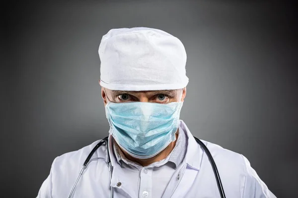 医者の顔を身に着けている医療保護マスク. — ストック写真
