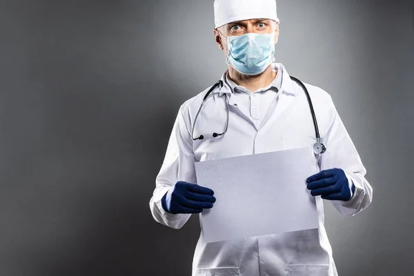 Arzt hält leere Karte mit Platz für Nachricht — Stockfoto