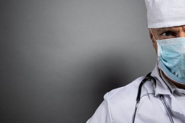 Tıbbi koruyucu maskeli doktorların yüzünü kapat.