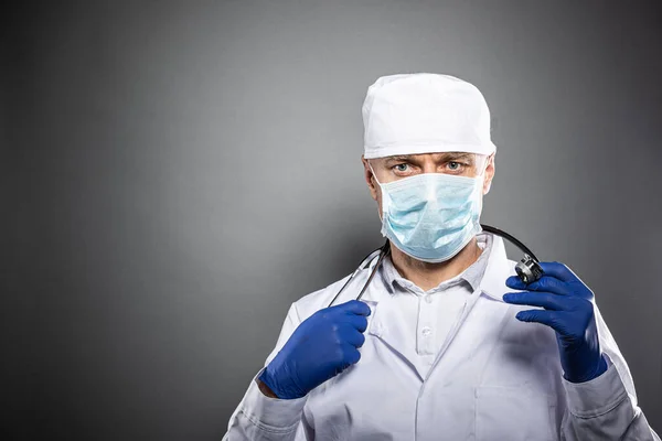 Estúdio tiro de doutor em máscara protetora médica — Fotografia de Stock