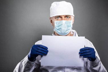 Doktor mesaj için boş bir kart tutuyor