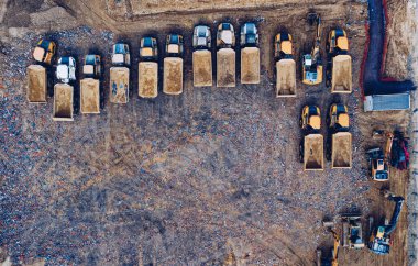 Kopya alanı olan ağır bahşiş veren kamyonların yukarıdaki görüntüsü.