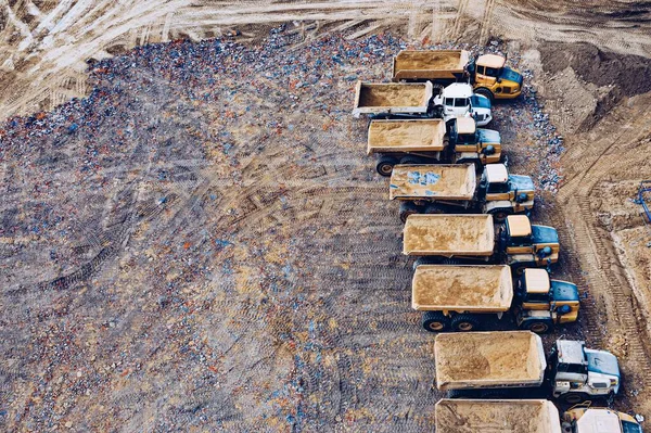 Vista aérea sobre camiones volquete pesados con espacio de copia . — Foto de Stock