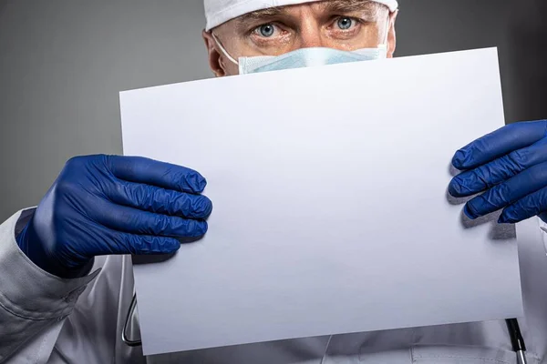 Medico in possesso di carta vuota con spazio per messag — Foto Stock