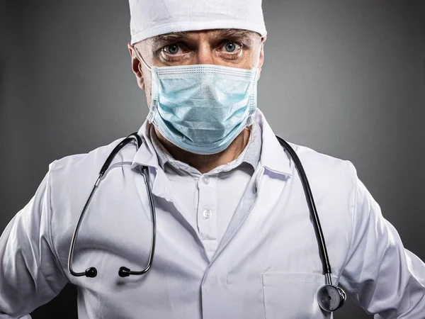 Dokter in beschermend medisch masker en wit uniform — Stockfoto