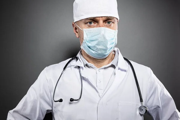 Medico in maschera protettiva medica e uniforme bianca — Foto Stock