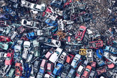 Araba hurdalığında parçalanmış araba kazaları..