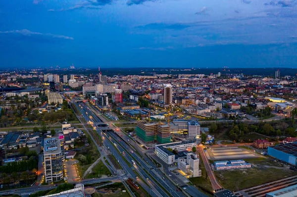 Aerial dirigiu acima da vista no centro da cidade de Katowice e na estrada DTS — Fotografia de Stock